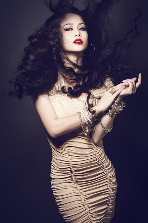 Nhật Kim Anh gợi cảm phong cách Tây cổ điển